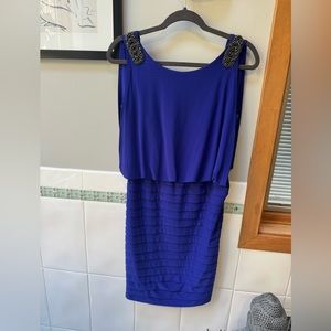 Size 2 very loose fit. Zip side/ small button on the upper back / neck